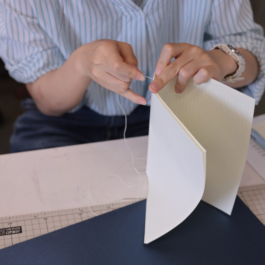 オリジナルノートづくりで製本体験
