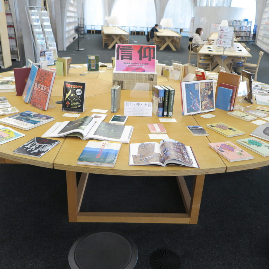 図書館選書展示を開催しました