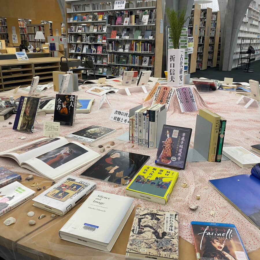図書館選書展示を開催しました